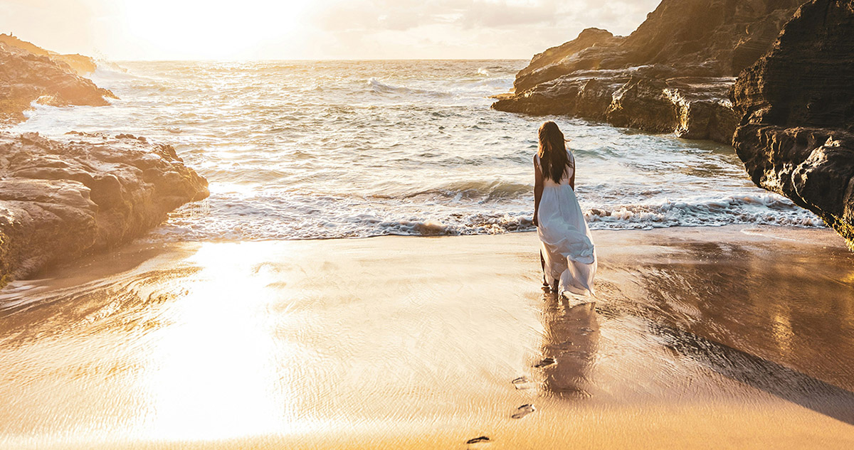 woman-beach-walking-4DFD0516-A419-4341-8E5E-3B70E82B47E3_web2 Woman walking on a beach